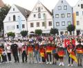 Bild: Gabi Schönberger
Schnell füllt sich am Mittwochabend der Platz vor dem Alten Rathaus in Weiden. Sportler aus 26 Nationen marschieren zur großen Eröffnungsfeier der Weltmeisterschaft im Biathle, Triathle und Laserrun ein.