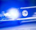 Symbolbild: Lino Mirgeler/dpa
Ein Blaulicht leuchtet auf dem Dach einer Polizeistreife.