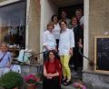 Bild: eib
Das Team vom Kaffeehaus „ZeitGeist“ mit Hausbesitzer Ludwig Reger (hintere Reihe, links) und (in der ersten Reihe stehend, links) dritte Vorsitzende Carmen Feldmeier sowie zweite Vorsitzende Doris Nachtmann-Wurm von LSL stellten sich zu einem Foto auf.