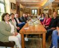 Bild: Clemens Hoesamer
Marianne Schieder (SPD), Ines Tegtmeier (FDP), Christian Schindler (FW), BBV-Obmann Josef Irlbacher, Agnes Beer, Johann Hahn, Josef Wittmann (alle BBV, links am Tisch, von vorne), Tina Winklmann (Grüne), Sönke Siebold (ÖDP), Martina Englhardt-Kopf (CSU), Kreisbäuerin Sabine Schindler, Manuela Pronath und Rita Heigl (rechts, von vorne) diskutierten über die Zukunft der Landwirtschaft.
