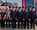 Bild: Daniel Kellner/exb
Mit einem Löschfahrzeug machen sich die zwei Kommandanten der Vilshofener Feuerwehr, Thomas Appel und Josef Piller jun., mit einigen Mitgliedern auf den Weg nach Rieden, um Gotthard Färber (rechter Schirm) und Erwin Geitner (linker Schirm) um die Übernahme der Schirmherrschaft zu bitten.