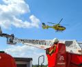 Bild: mde
Während der Patient mit der Drehleiter der Feuerwehr Kemnath aus einem Wohnhaus gerettet wird, befindet sich der ADAC-Rettungshubschrauber Christoph 20 im Landeanflug.