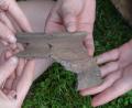 Bild: ow
Bei ihren Grabungen am Rauhen Kulm fanden Archäologen Pfeilspitzen, Schmuck und Keramikscherben aus früheren Epochen. Grabungsleiter Dr. Hans Losert informiert über die neuesten Erkenntnisse.