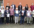 Bild: mfh
Jubilarehrung beim SPD-Ortsverein Sulzbach-Rosenberg: (vorne, von links) Karl Hering, Petra Schilling, Günther Strobel, Gerhard Dehling, Helene Schwarz (in Vertretung für ihren Sohn Klaus Schwarz), Joachim Bender, Franz Kick, Hans Ott, (hinten, von links) Dritte Bürgermeisterin Hildegard Geismann, SPD-Ortsvorsitzende Bettina Moser, SPD-Bundestagskandidat Johannes Foitzik, Thomas Steiner, Katharina Rösel, Noah Pawlica und Bürgermeister Michael Göth.