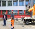 Bild: akp
Bürgermeister Norbert Eckl (von links), Planer Albert Krämer und Bauhofleiter Josef Fuchs trafen sich zur Baustellenbesprechung. Im Hintergrund sind Monteure damit beschäftigt, den Sonnenschutz an den Fenstern anzubringen.