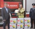 Bild: fz
13 Hightech-Feuerwehrhelme für 8120 Euro übergibt Bürgermeister Markus Ziegler an Thomas Bausch und Christian Steiner (von links).