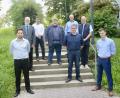 Bild: Lorenz Märtl/exb
Gruppenbild zum Abschluss des BiLa-Lehrgangs mit den Besten (vorne, von links): Thomas Rösel, Heinrich Simon und Maximilian Trummer sowie (hinten, von links) Behördenleiter Harald Gebhardt, Matthias Feierler (AELF), Dieter Dehling (VlF), Prüfungsausschussvorsitzender Werner Wendel und AELF-Bereichsleiter Landwirtschaft Franz Baumer.