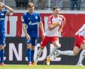Bild: Matthias Balk/dpa
Verkehrte Welt im Jahnstadion Regensburg: Torschütze Steve Breitkreutz (von rechts) und Andreas Albers bejubeln den Treffer zum 2:0 für den SSV Jahn, die Schalker Marius Bülter und Thomas Ouwejan können es nicht fassen.