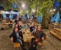 Bild: Josip
Die Musiker von Ois Echt testeten schon mal die Konzert-Atmosphäre . Von links: Hans Miesbeck, Tobi Rauscher, Alois Heimler, Brauerei-Chef Martin Sterk, die Panduren Daniel Müller, Stefan Kammermeier und Thomas Graml sowie Bifi Köbler und Sepp Zweck.