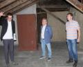 Bild: wro
Bei einem Baustellengespräch auf dem Dachboden des Bahnhofs erläuterte Architekt Uwe Reil (links) den Vertretern der Marktgemeinde, Thorsten Meiler (Bauamt) und Bürgermeister Toni Dutz (von rechts), die geplanten Sanierungsabschnitte.