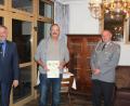 Bild: stg
Ludwig Kastner (Mitte) ist seit 40 Jahren Mitglied der Waldecker Krieger- und Soldatenkameradschaft. Er erhielt die Goldene Ehrennadel.