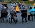 Bild: exb
Bürgermeister Hans Walter erzählte im Schlosshof von Wolframshof Lagerfeuer- und Wirtshausgeschichten.