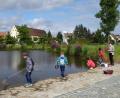 Bild: Stadt Tirschenreuth/exb
Beim Ferienprogramm des Museumsquartiers war auch der Stadtteich eine interessante Station. Im Bild Museums-Pädagoginn Erika Rahm (rechts) und vier der Kinder bei der Erkundung des Stadtteiches