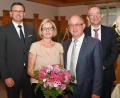 Bild: gf
Die Raiffeisenbank Hirschau verabschiedet ihren langjährigen Chef (von links): Vorstandssprecher Michael Hirmer, Petra Waldhauser, Norbert Waldhauser und Martin Nagler, der Vorsitzende des Aufsichtsrats der Raiffeisenbank Hirschau.