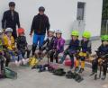 Bild: öt
Drei Inliner-Kurse veranstaltete der Sportverein Riglasreuth im Neusorger Ferienprogramm. Unter Anleitung von Alexander Heindl (stehend, links) lernten die Mädchen und Buben, spielerisch Kreise zu ziehen.