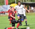 Bild: A. Schwarzmeier
Der Grafenwöhrer Johannes Kopp (rechts) legt den Vorwärtsgang ein. Mit einem Punktgewinn bei der SpVgg SV Weiden II könnte die SV Grafenwöhr zumindest für 24 Stunden die Tabellenführung in der Bezirksliga Nord übernehmen.