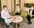 Bild: Bernhard Krebs/exb
Agnes Bauer (rechts) unterstützt Menschen in allen Ernährungsfragen. Mit im Bild: Ärztlicher Direktor Dr. Christian Glöckner (links) und Klinikmanagerin Jana Humrich (Mitte).