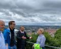 Bild: Thomas Bärthlein/exb
Im Moment leider kein Ausblick mehr: Michael Fellner (links) erläutert MdEP Christian Doleschal (2.v.l), CSU-Fraktionschef Matthias Schöberl und Susanne Hierl (rechts) die Pläne für die Renovierung und Erweiterung der Bergwirtschaft auf der gesperrten Terrasse.
