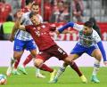 Bild: Sven Hoppe/dpa
Bayerns Joshua Kimmich (links) im Zweikampf mit Suat Serdar.
