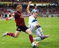Bild: Daniel Karmann/dpa
Der Nürnberger Mats Moeller Daehli (links) kämpft mit dem Karlsruher Christoph Kobald um den Ball.