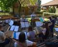 Bild: swo
Viele Hackbrettspielerinnen waren der Einladung von Rita Butz (hinten stehend) zum Hackbrettvormittag in Krickelsdorf gefolgt. Die meisten davon haben bei ihr auch das Spielen des Instrumentes erlernt.
