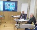 Bild: ws
Die moderne Ausstattung des Lernstandortes macht es möglich: CSU-Ortsvorsitzender Huberth Rosner, Landtagsabgeordneter Tobias Reiß und Staatsminister Bernd Sibler (von links) sowie Waldsassens Bürgermeister Bernd Sommer, Tirschenreuths Zweiter Bürgermeister Peter Gold und Bundestagsabgeordneter Albert Rupprecht (von rechts) bei der Videokonferenz mit den Hochschulen in Regensburg und Landshut.
