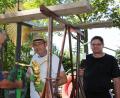 Bild: kro
Mit vereinten Kräften: Klaus Keim, Bernd Schwamberger und Alois Sladky (von links) beim Aufstellen des Feldkreuzes am Gaisbühl.