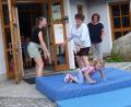 Bild: sl
Mit Schwung wurden die Kleinen aus den Kindergarten geworfen.