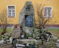 Bild: sh
Um den Gedenkstein der Heimatvertriebenen am Kirchplatz kümmert sich jetzt der Katholische Frauenbund Schnaittenbach.