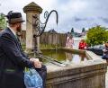 Bild: dtr
Bei einer Exkursion durch die Stadt konnten die Teilnehmer der tschechischen Delegation am Brunnen in der Siegmund-Wann-Straße viel über die Wunsiedler Brunnen-Tradition erfahren.