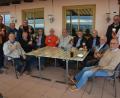 Bild: jr
Alfred Knossalla (Mitte, mit heller Jacke) genoss die vielen Glückwünsche, die er zum 80. Geburtstag erhielt. Im Kreise seiner Stammtischbrüder in der Petersklause in Großbüchlberg wurde kräftig gefeiert.