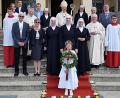 Bild: sck
Hinter den Novizinnen (Bildmitte, vorne, von links) Schwester M. Alix Höller, Schwester M. Helena Bosse und Schwester M. Aurelia Suska stehen (von links) Monsignore Karl Ellmann, Provinzoberin Schwester M. Lucilla Hauser, Erzbischof Ludwig Schick, Schwester M. Thekla und Pfarrer Werner Albert.