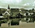 Bild: Archiv wku
Die Häuser der Suttengasse und der Kirchturm spiegeln sich im Wasser des Suttenweihers - eine Ansicht Königsteins, die es so seit 1955 nicht mehr gibt.