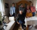 Bild: wel
Bürgermeister Rudolf Teplitzky (links) gratulierte Horst Kluge namens der Stadt zum 90. Geburtstag mit einem Geschenkkorb. Der Jubilar freute sich auch über den Besuch der Verwandtschaft.