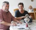 Bild: Gabi Schönberger
Wehmütig erinnern sich Norbert und Heidi Deubzer an ihre Zeit beim privaten Kegelverein Club 77 in Rothenstadt.
