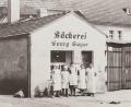 Repro: stg
Die Bäckerei Bayer am Cammerloher Platz in Kemnath mit Chef Georg Bayer (rechts) Anfang der 60er Jahre. Er gründete den Familienbetrieb 1949, sein Sohn Elmar Bayer übernahm ihn 1990. Am 31. August ist die Bäckerei Gesichte.