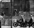 Archivbild: dpa
August 1961, Berlin: Arbeiter erhöhen die Sektorensperre an der Bernauer Straße. Sebastian Brahns erzählt in seinem Buch Geschichten aus 30 Jahren deutsch-deutscher Geschichte.