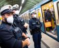 Symbolbild: Sven Hoppe/dpa
Die Bundespolizei beteiligt sich an den Kontrollen im Schienenverkehr. Das Symbolfoto zeigt Beamte an einer Münchner U-Bahn-Station.