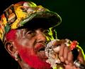 Bild: Balazs Mohai/dpa
Lee „Scratch“ Perry bei einem Auftritt in Budapest 2011. Der jamaikanische Musiker ist im Alter von 85 Jahren gestorben.