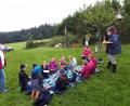 Bild: Gemeinde Theisseil/exb
Picknick mit Pizza-Semmeln im „Schlupfwinkel“; nach einem Waldspaziergang waren die Kinder ausgehungert.