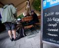 Symbolbild: Sven Hoppe/dpa
Während in vielen Landkreisen die 3G-Regelung schon länger in Kraft getreten ist, gilt sie im Landkreis Tirschenreuth ab Sonntag. So ist zum Beispiel ein Besuch in einer Gaststätte nur mehr für Geimpfte, Genesene und negativ Getestete möglich.