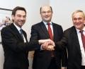 Bild: Gabi Schönberger
Gemeinsam für die Region: (von links) Landtagsabgeordneter Stephan Oetzinger, Finanzminister Albert Füracker und OB Kurt Seggewiß freuen sich über den Coup der Behördenverlagerung nach Weiden.