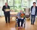 Bild: Stadt Tirschenreuth/exb
Der Jubilarin (sitzend) gratulierten herzlich Peter Gold und Einrichtungsleiterin Nicole Rischer-Bäumler.