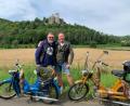 Bild: Privat
Vespa-Lederjacke und Shorts. Die beiden Mofa-Rocker Peter (rechts) und Thomas Braunreiter auf ihrer Fahrt durch die Fränkische Schweiz.