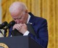 Bild: Evan Vucci/dpa
Joe Biden, US-Präsident, hält inne, als er im Weißen Haus nach dem tödlichen Anschlag in der Nähe des Flughafens von Kabul spricht.