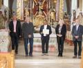 Bild: akp
Von links: Kirchenpfleger Joachim Kellner (Gleiritsch), Kirchenpfleger Alfons Forster (Weidenthal), Pfarrer Cyprian Anyanwu, Pfarrgemeinderatssprecherin Maria Kellner (Gleiritsch) und Georg Köppl von der Kirchenverwaltung Altendorf bei der Spendenübergabe