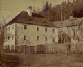 Archivbild: Archiv Albert Lichtblau
Ein Foto um 1900 aus dem Archiv von Albert Lichtblau zeigt vorne das ehemalige Bergamt, später Brauhaus, links dahinter die Brauerei, rechts daneben das kleinere Gebäude, das Andreas Lindner 1864 als Wohnhaus für seine Familie errichtete.
