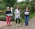 Bild: exb/Fair-Trade-Gruppe Waldsassen
Gudrun Sirtl, Karo Wenisch und Christina Kunz (von links) werben für das „1. Waldsassener Mondschein-Dinner“ im Naturerlebnisgarten.