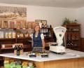 Bild: Götz
Marina Schneider (Bild) sorgt im Café "Zeitgeist" mit angegliedertem Verkaufsbereich zusammen mit fleißigen Helfern wie Nina Eder dafür, dass regionale Produkte einen Abnehmer finden. Vorne rechts steht die alte Waage, die noch aus dem früheren Kaufhaus Geist stammt.