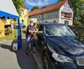 Bild: sne
Lange Autoschlangen stauen sich vor der Essensausgabe in Altendorf –kein Wunder bei über 1000 bestellten Pizzas.